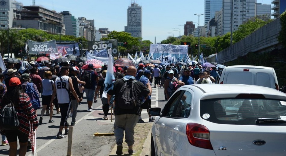 Piqueteros marchan contra el re-empadronamiento del Plan Potenciar Trabajo