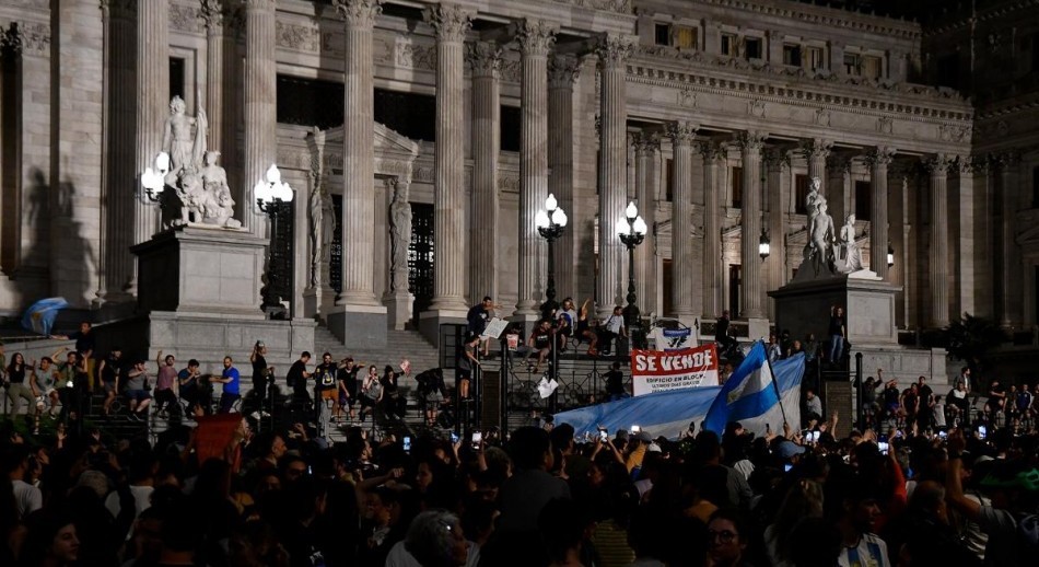 Cacerolazo contra el DNU en la Plaza Congreso y diferentes ciudades del país