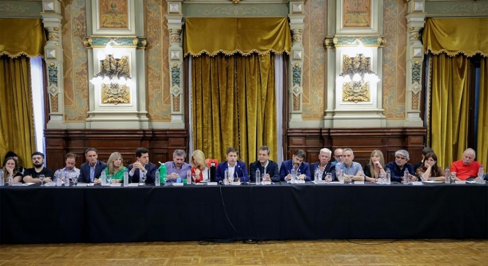 Kicillof, Massa, Máximo Kirchner y 84 intendentes analizaron el impacto del DNU