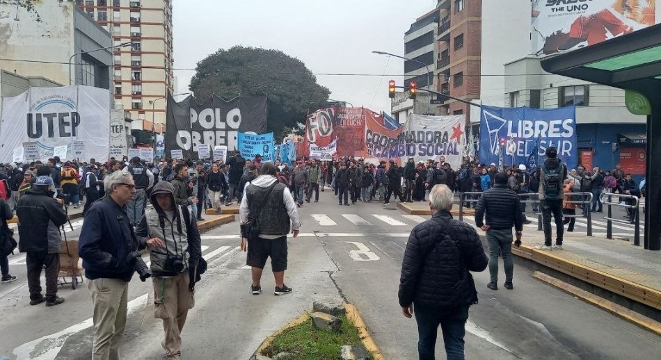 Organizaciones sociales marchan a la Quinta de Olivos: caos de tránsito y fuerte operativo policial