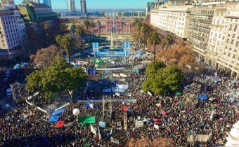 CFK desafió a la Justicia y buscó centralidad en la marcha a Plaza de Mayo