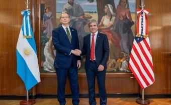 Cae el dólar y hay fuerte mejora de acciones y bonos tras el respaldo de Estados Unidos