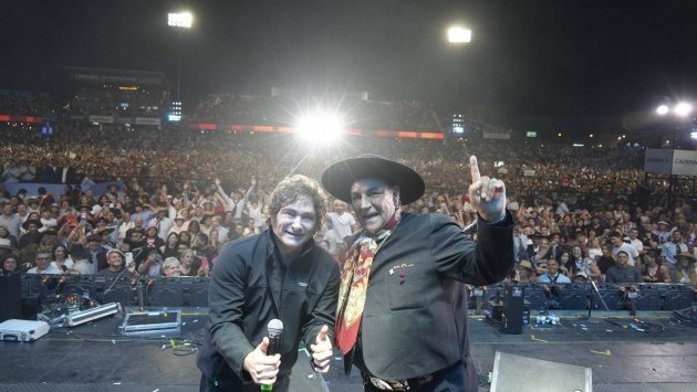 Jesús María: Javier Milei cantó “Amor Salvaje” con el Chaqueño Palavecino