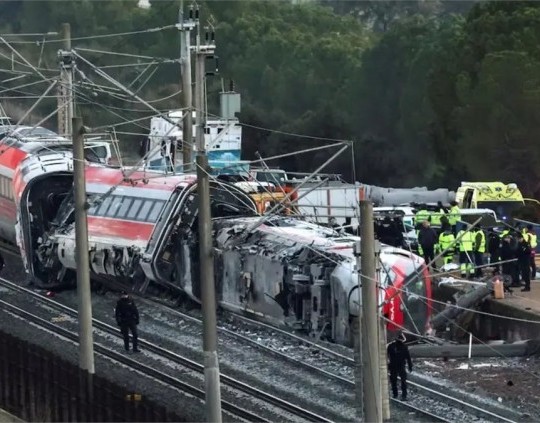 Trágico choque de trenes en España: suman 39 los fallecidos y 152 los heridos