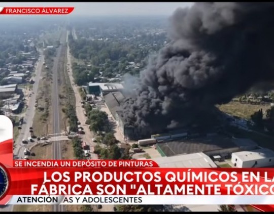 25 dotaciones de bomberos combaten incendio en un depósito en Moreno