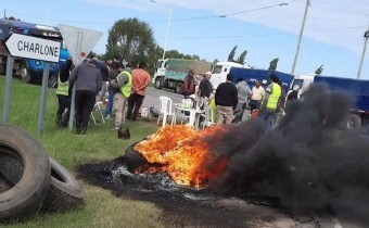 Transportistas de granos protestan a la vera de las rutas en reclamo de una suba de tarifas
