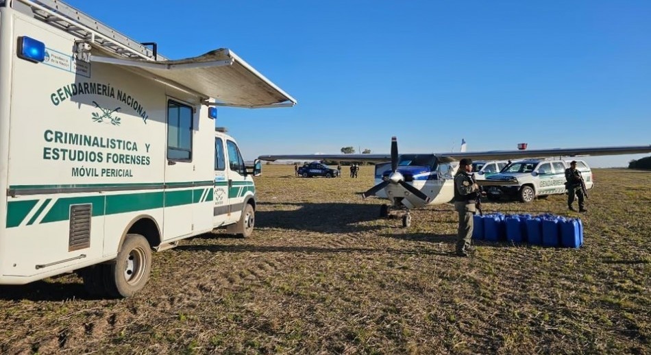 Santa Fe: cayeron dos narcos bolivianos por trasladar 321 kilos de cocaína en una avioneta