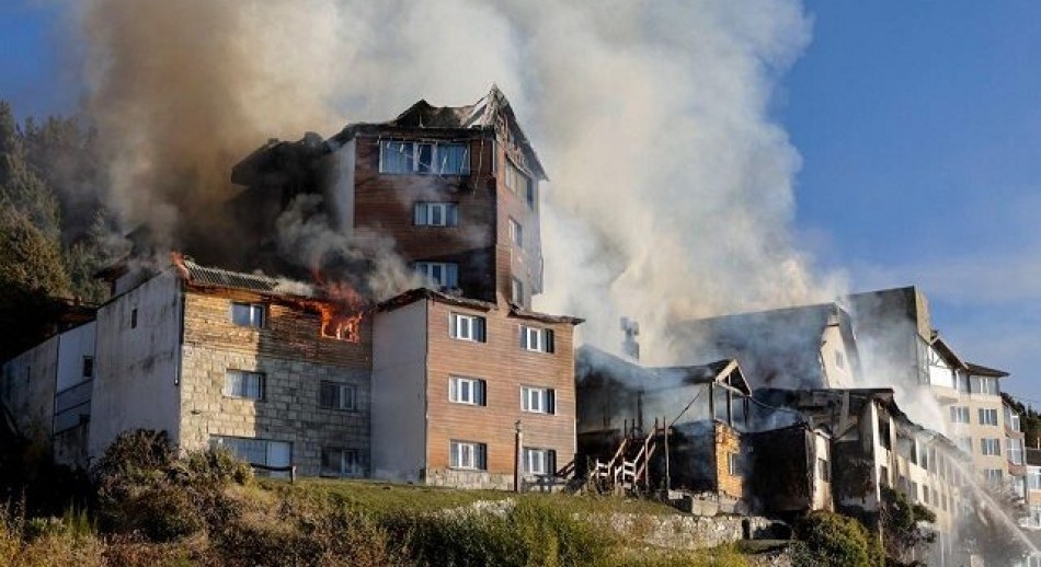 Feroz incendio destruyó histórico Hotel Huemul de Bariloche: Dos bomberos hospitalizados