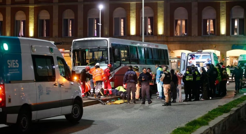 Un colectivo perdió el control frente a la rambla de Mar del Plata: Un muerto