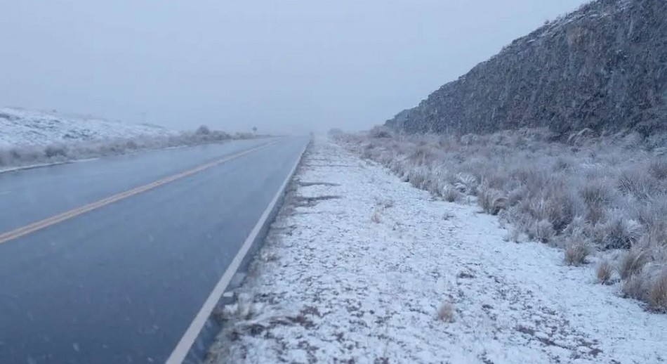 El frío extremo trajo nieve y tiñó de blanco varias zonas del país