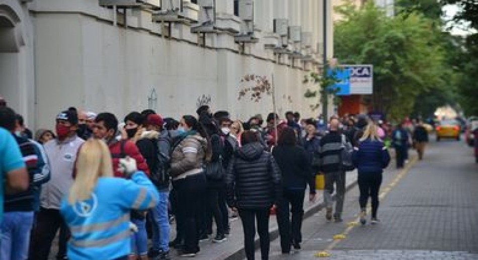 Largas colas para la inscripción al nuevo IFE en la ANSES