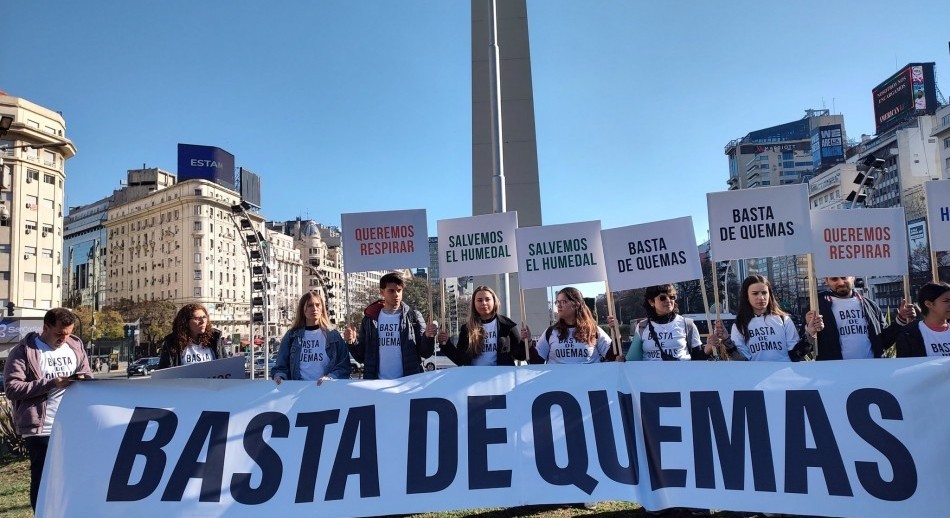 Intendentes de Santa Fe protestan en el Obelisco por los incendios en el Delta